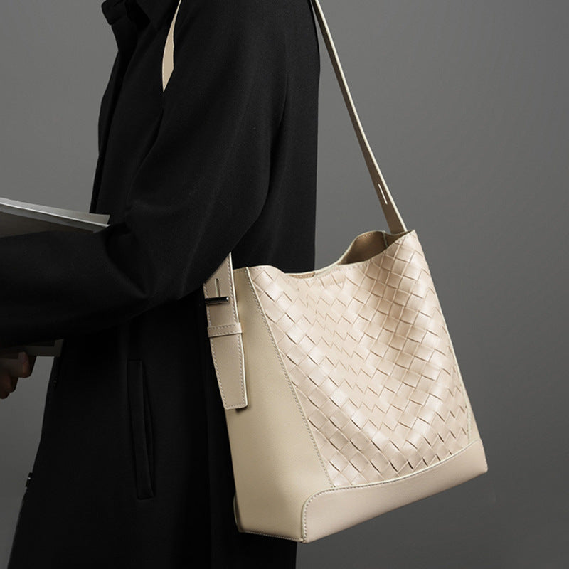 Bolsa Shoulder Feminina em Couro – Design Urbano com Detalhe Trançado