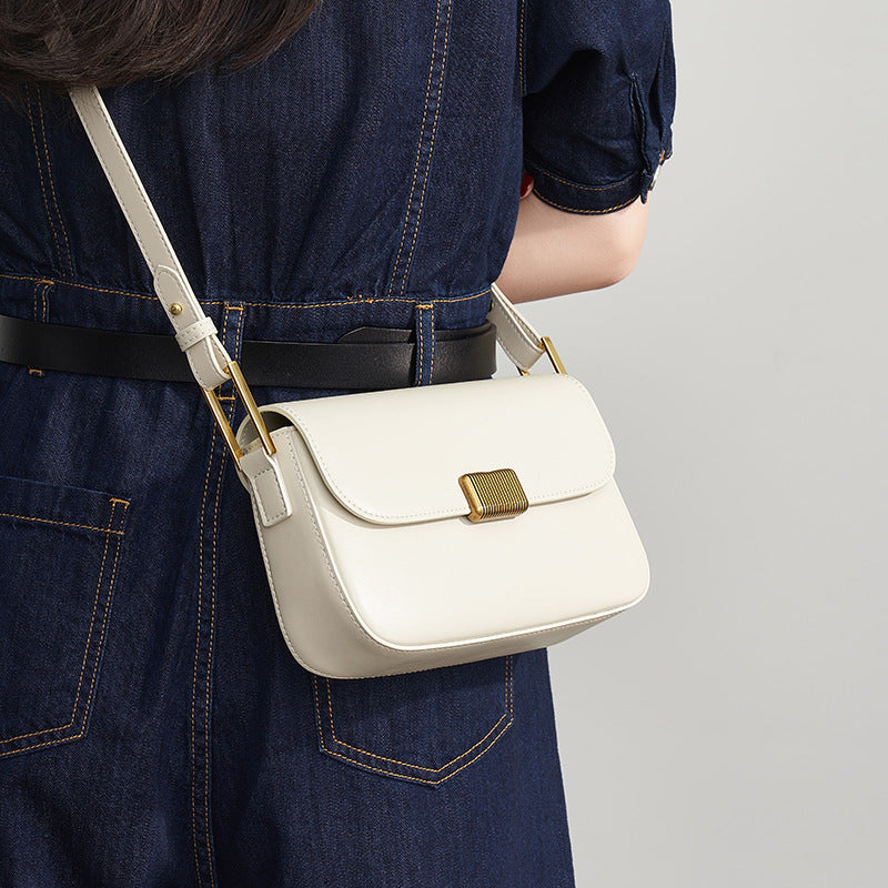 Bolsa Transversal Feminina em Couro com Alça de Ombro