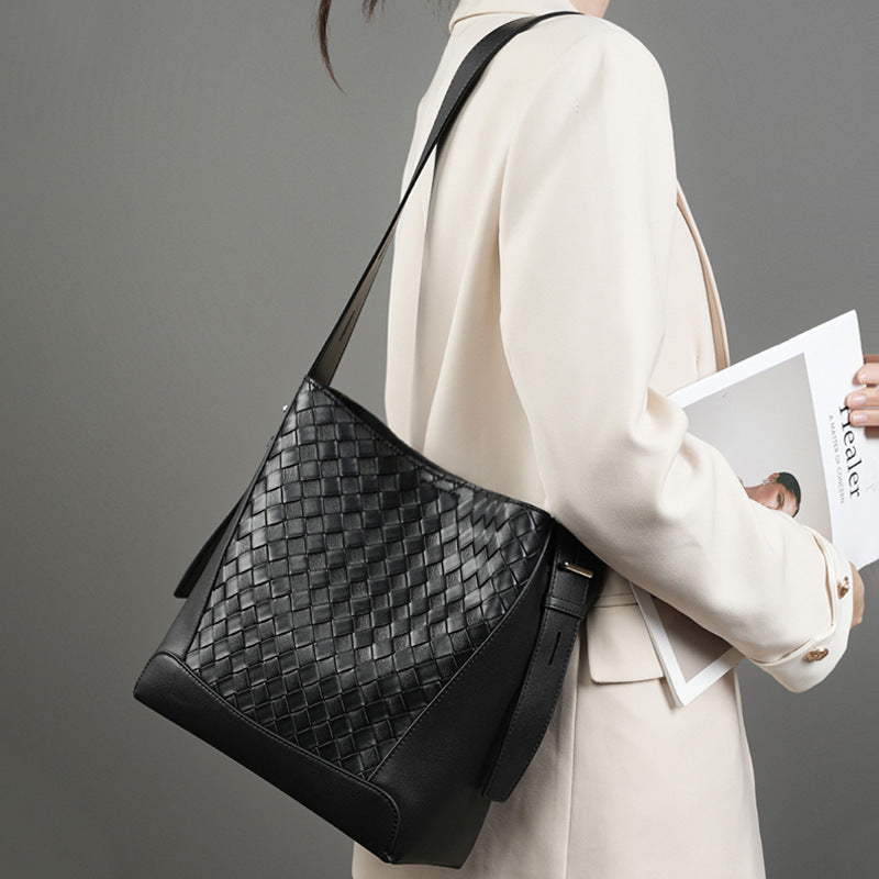 Bolsa Shoulder Feminina em Couro – Design Urbano com Detalhe Trançado
