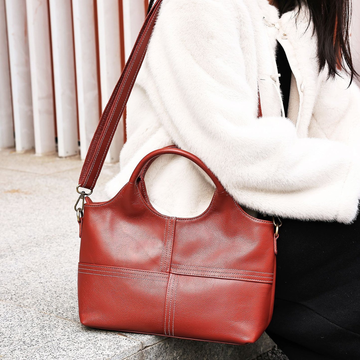 Bolsa Tiracolo Feminina em Couro Genuíno com Costura Artesanal