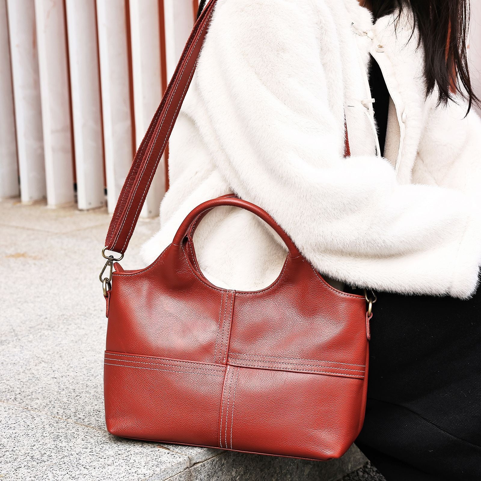 Bolsa Tiracolo Feminina em Couro Genuíno com Costura Artesanal