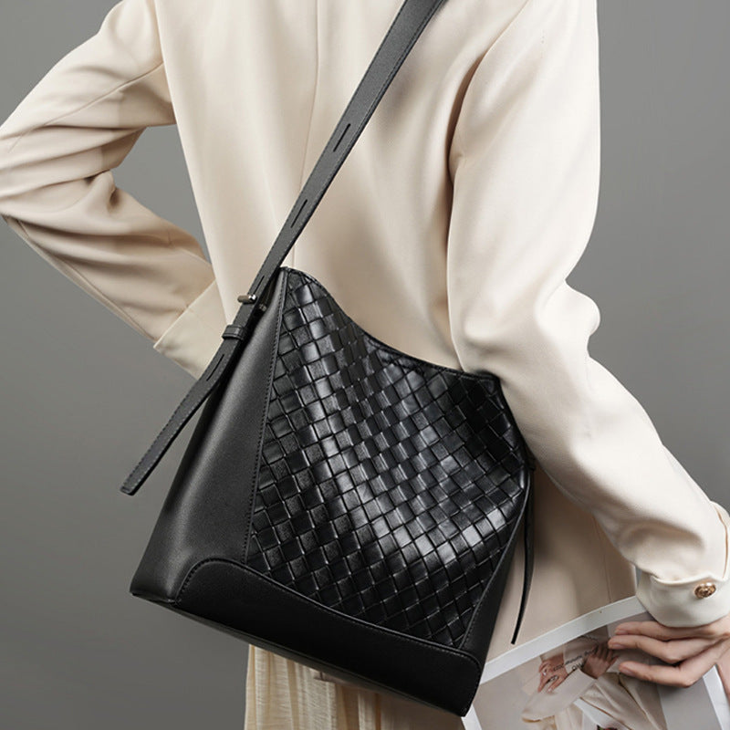 Bolsa Shoulder Feminina em Couro – Design Urbano com Detalhe Trançado