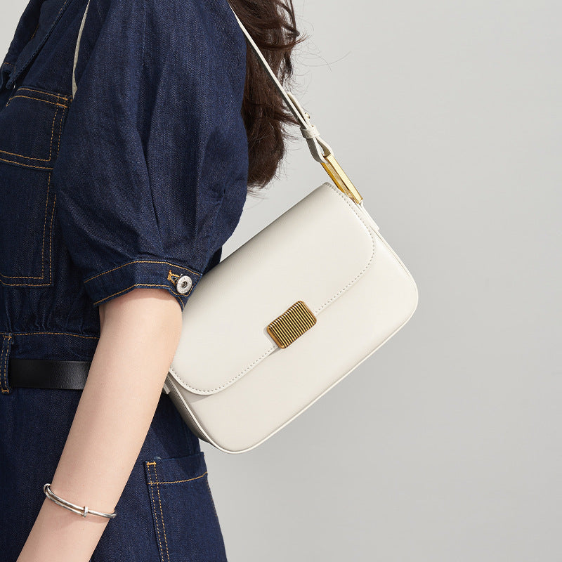 Bolsa Transversal Feminina em Couro com Alça de Ombro