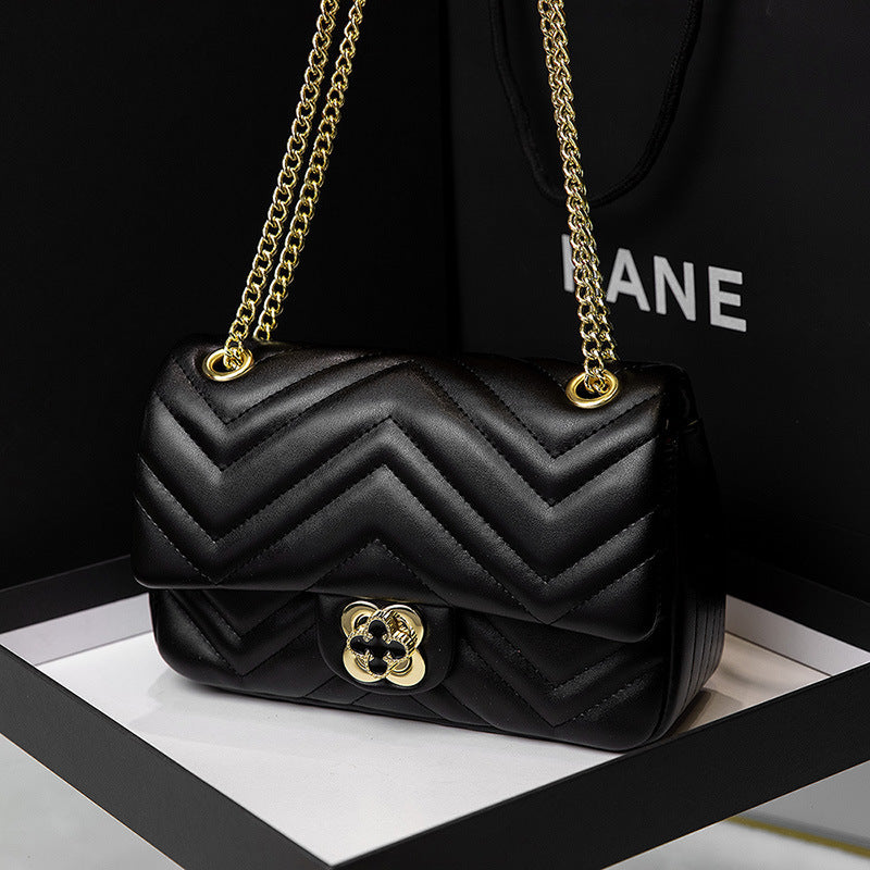 Bolsa Tiracolo de Corrente em Couro com Matelassê Losango