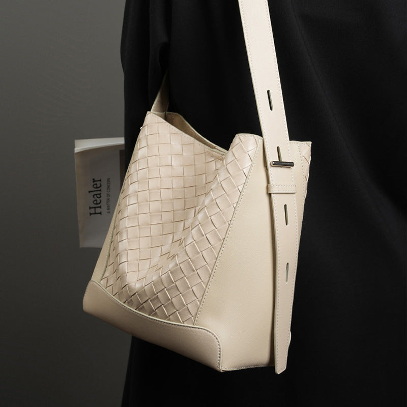 Bolsa Shoulder Feminina em Couro – Design Urbano com Detalhe Trançado